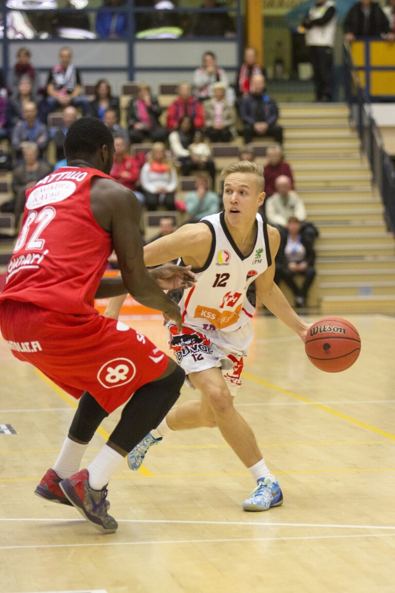 Hirvonen ratkaisi voiton Kouvoille viimeisellä sekunnilla