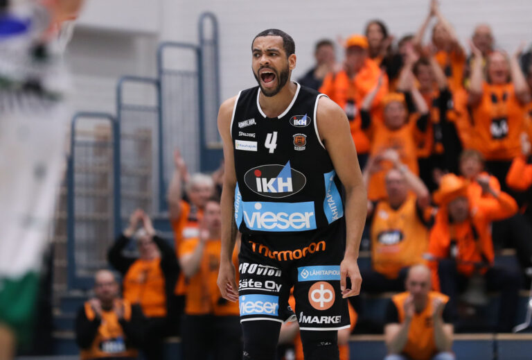 Korisliiga-finaalien ennakko: Onnistuuko Kouvot haastamaan pudotuspeleissä vielä tappiotonta hallitsevaa mestaria?
