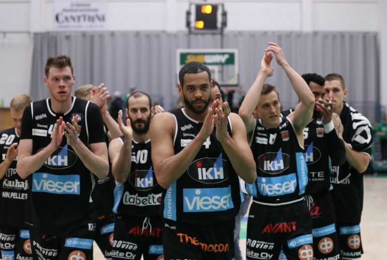 Karhu Basket suoraan neljässä ottelussa finaaleihin – Kouvot tasoitti otteluvoitot Vilpasta vastaan