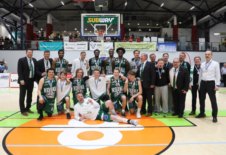 KTP-Basket juhli Salohallissa pronssimitaleja