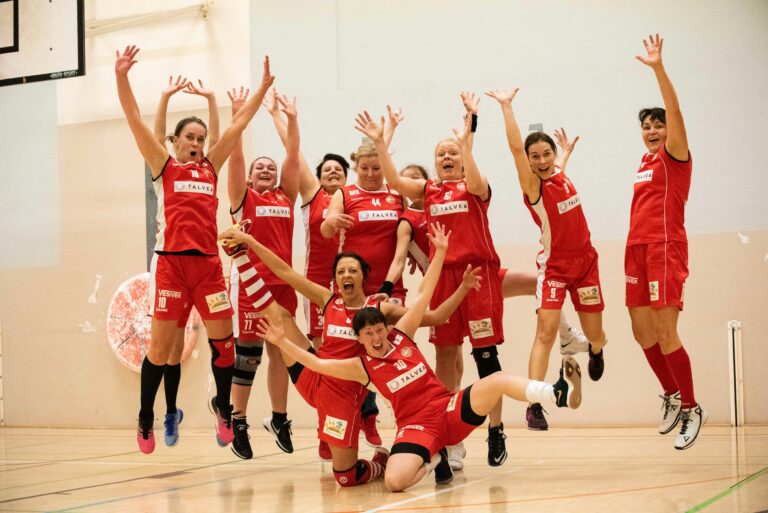 Ura Basketin naisten kuntosarjajoukkue etsii valmentajaa
