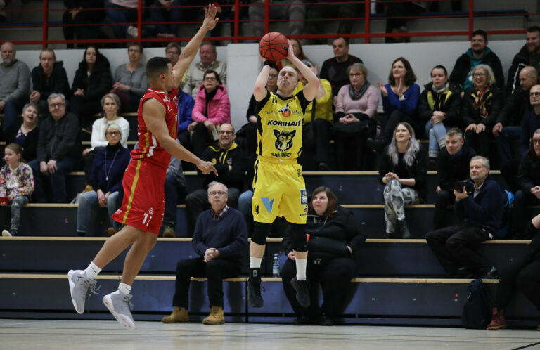 Topias Kuukkanen KTP-Basketin paitaan