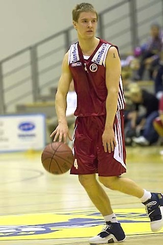 Nuori Lehto dominoi Korisliiga-parketteja jo 2000-luvun alkupuolella Pyrinnön paidassa. Kuva: Koripalloliitto