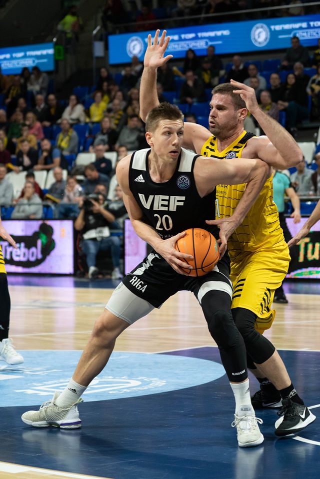 Susijengin ykköskoutsi seurasi hyväksyvästi Alexander Madsenin esitystä Mestareiden liigan ottelussa Teneriffalla.