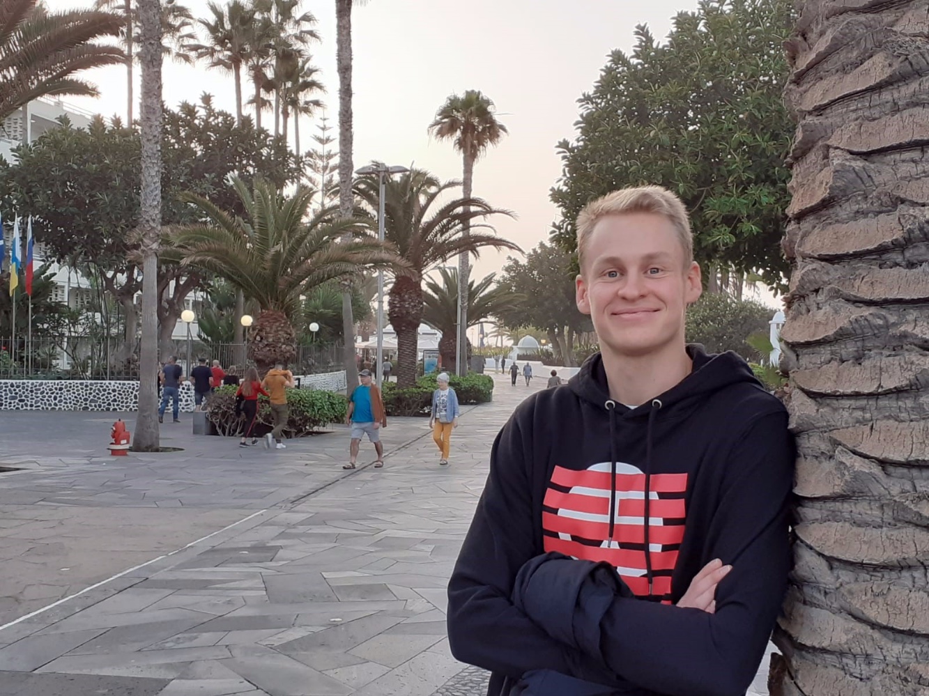 Sasu Salin viihtyy Espanjan auringon alla eikä vain siksi, että kelit ovat lempeitä. - Espanjalainen koris on Euroopan parasta, ja matsit täällä haastavia, sanoo Salin. Tenerife CB pelaa ottelunsa La Lagunassa Santa Cruzin kuopeessa, mutta joskus miehellä on aikaa piipahtaa suomalaisten suosiman lomakohteen, Puerto de la Cruzin, rantakadulla. Kuva: Matti Järvinen