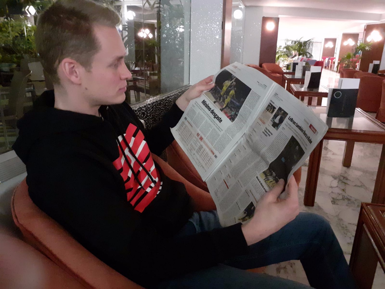 Tenerife CB:n kannattajat rakastavat Sasu Salinia, ja myös paikallinen media tarkkailee seuraa myötäsukaisesti. VEF Riga-pelissä El Dia-lehti nimesi Salinin ottelun parhaaksi pelaajaksi, ja lehden raati antoi suomalaiselle maksimimäärän ”pörriäisiä”. - Tässä lukee, että ”Salinin panos joukkueelle oli ratkaiseva, ja hän oli kentän paras. Tilanteessa 31-21 Salin heitti kolme kolmosta peräkkäin, ja peli oli sillä selvä”, kääntää Salin itseensä kohdistuneet kehut El Dian urheilusivuilta. Kuva: Matti Järvinen