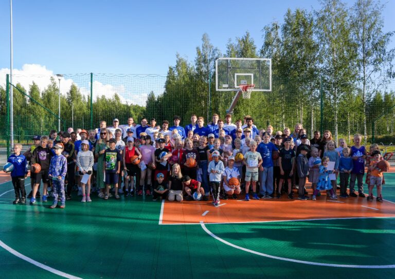 Susijengi villitsi jyväskyläläisfaneja – katso tunnelmia ja lataa fanikuva!