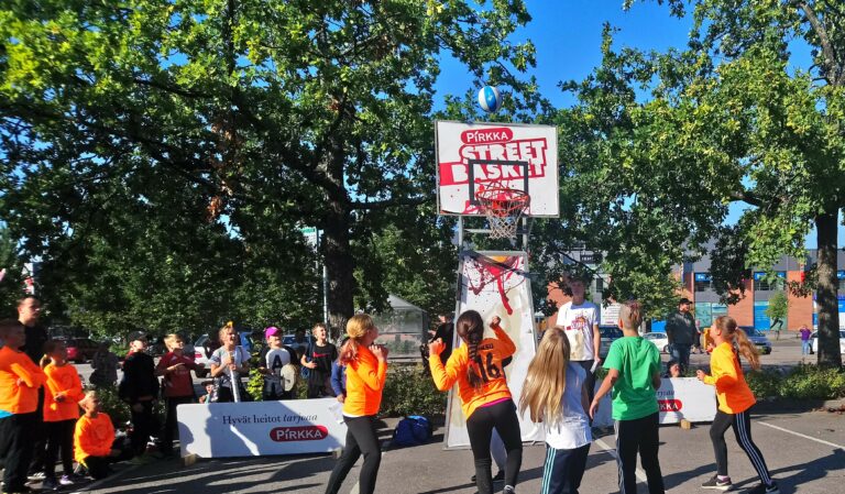 Raikuvaa kannustusta ja katukorista – Pirkka Street Basket Lahdessa