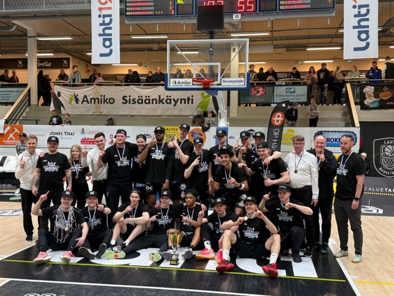 Lahti Basketball miesten divisioona A:n mestariksi 1805 katsojan edessä Luhta Areenalla