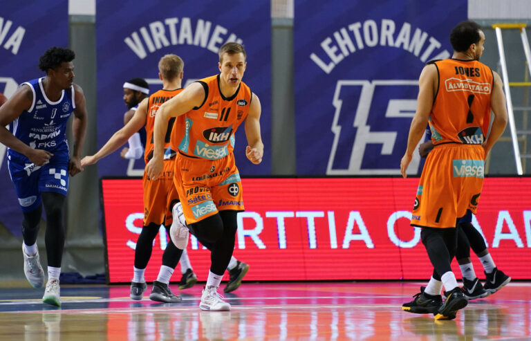 Läpimurron Korisliigassa tehnyt Mikael Laihonen ja Karhu Basket jatkosopimukseen