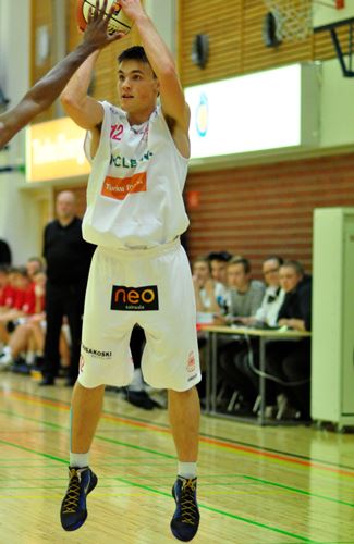Jussi Räikkä Ura Basketin päävalmentajaksi, Santeri Latvala jatkaa Kaarinassa