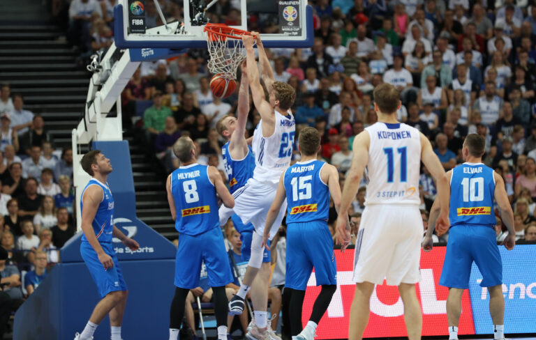 Susijengi ilotteli lohkokakkosena MM-jatkokarsintoihin täyden Hartwall Arenan todistaessa