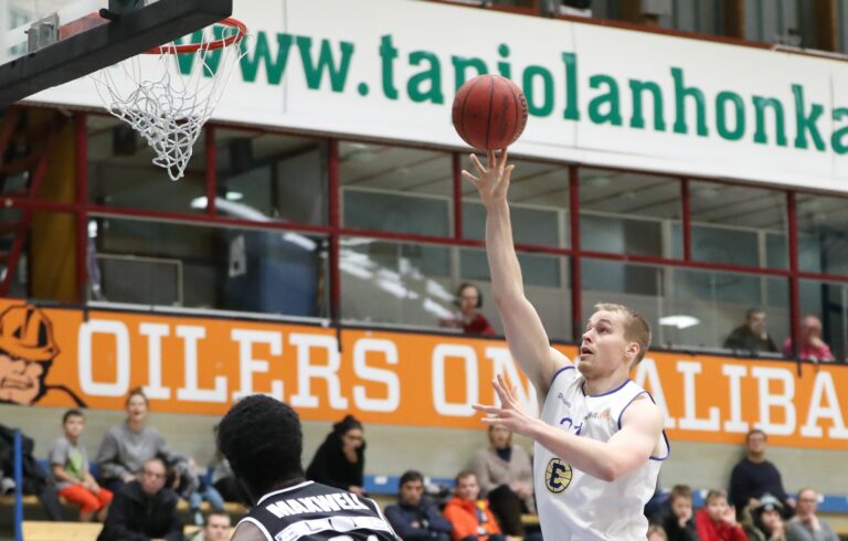 Lauri Toivonen ja Peetu Drockila Kobra-paitaan