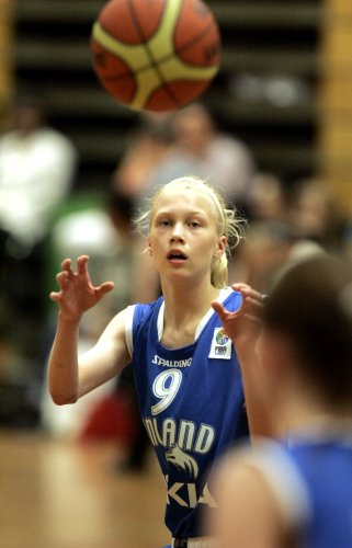 16-vuotiaat tytöt tahmealla esityksellä voittoon Liettuasta