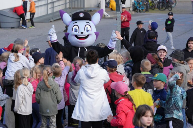 Koripalloliitto lahjoitti 1000 koripalloa Tampereen kouluille