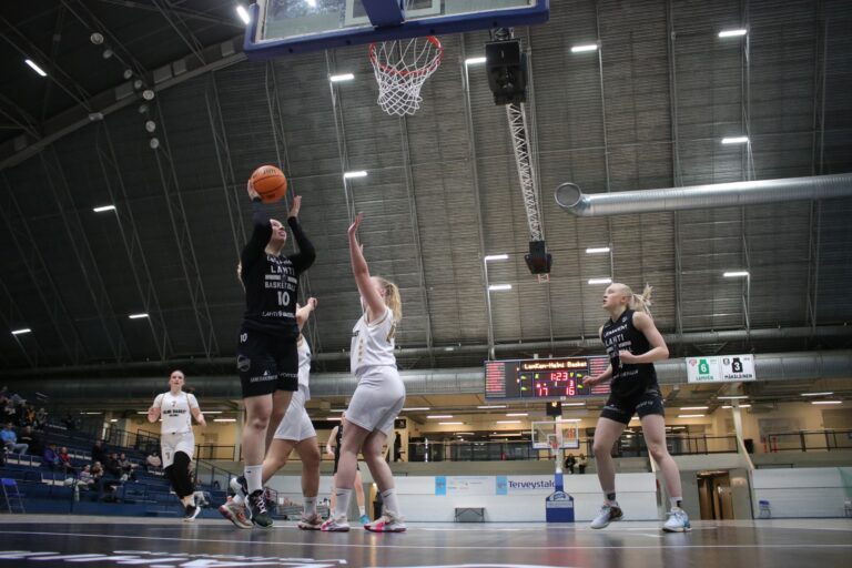 Jones, Keskevaari, Salo ja Kaikko naisten 1-divisioonajoukkue Team Lemkemiin