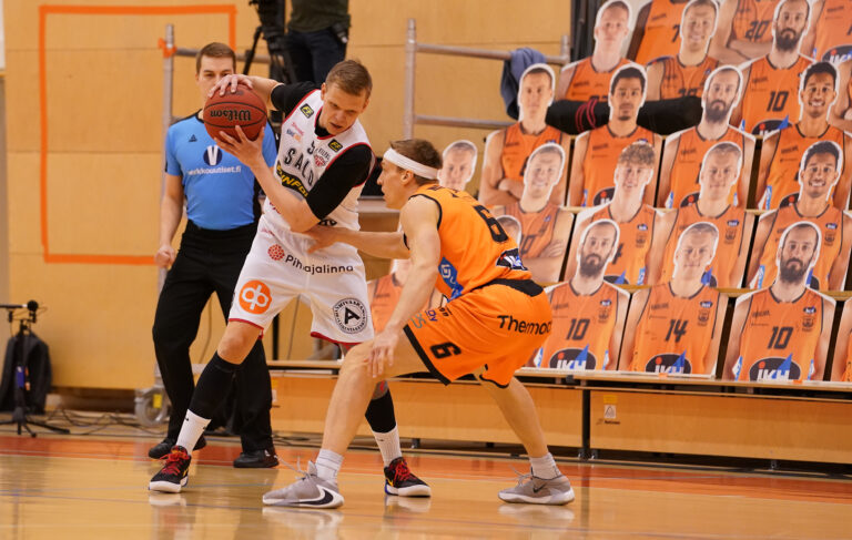 Korisliiga-finaalit käyntiin Kauhajoella – Salon Vilpas ryöväsi kotiedun heti