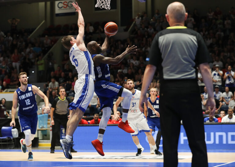 Susijengi taipui Tshekin kovassa käsittelyssä – Nuutinen Suomen valopilkku