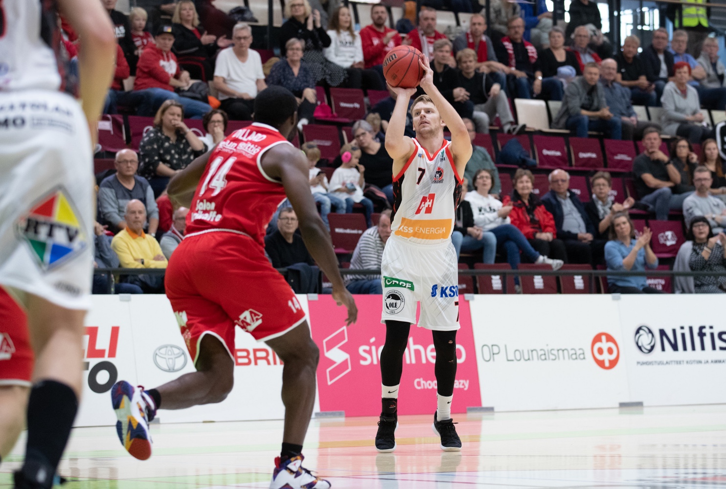 Tomi Lommi tunnetaan hyvänä heittäjänä. Kuva: Ville Vuorinen/Korisliiga