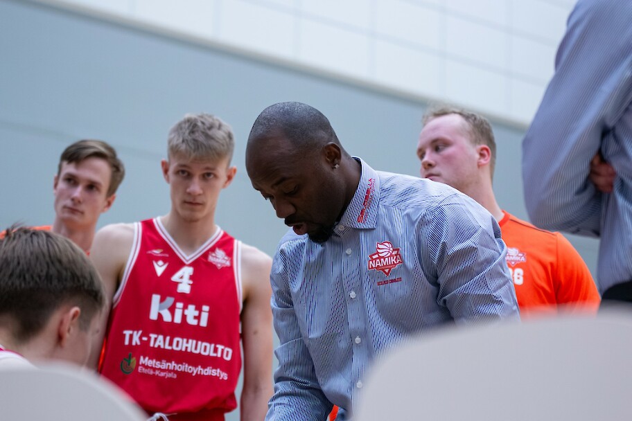 Lappeenrannan päävalmentaja Aubrey Conerly odottaa joukkueeltaan parempaa heittopeliä. Kuva: Dani Salo