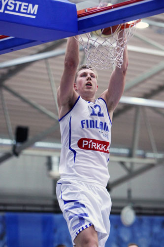 Alexander Madsen kaksivuotisella sopimuksella USK Prahaan