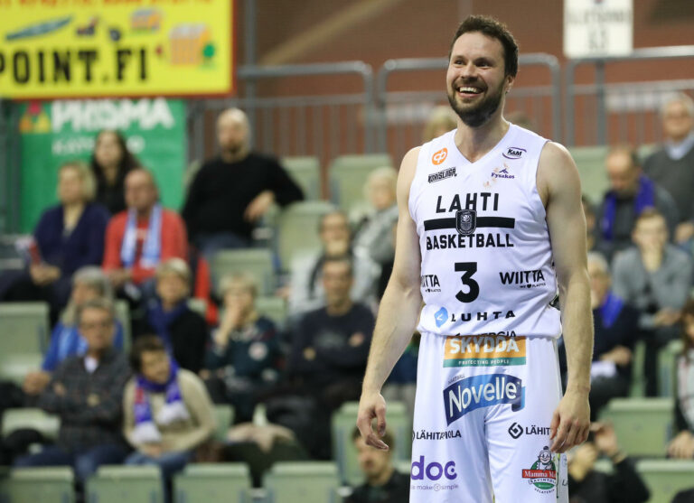 Lahti Basketball jäädytti kapteeni Vesa Mäkäläisen pelipaidan