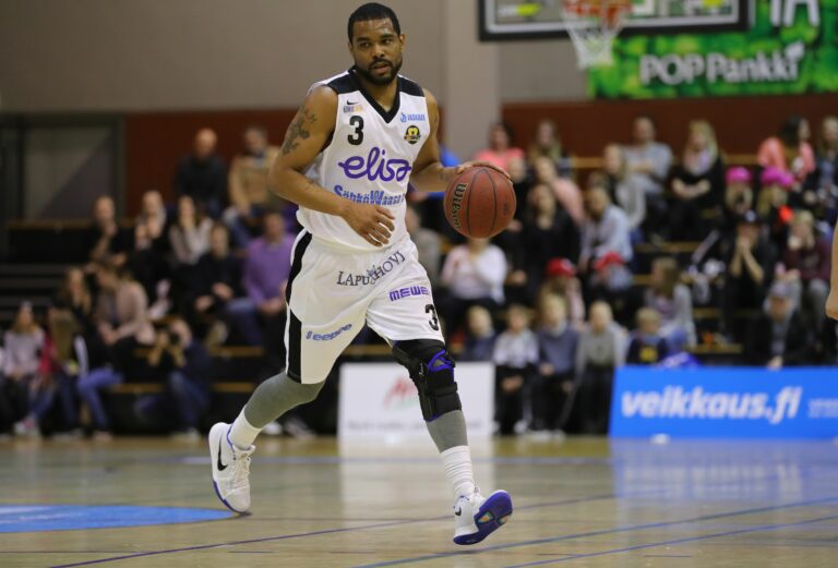 Mario Edwards ja Topias Kuukkanen Korihaihin