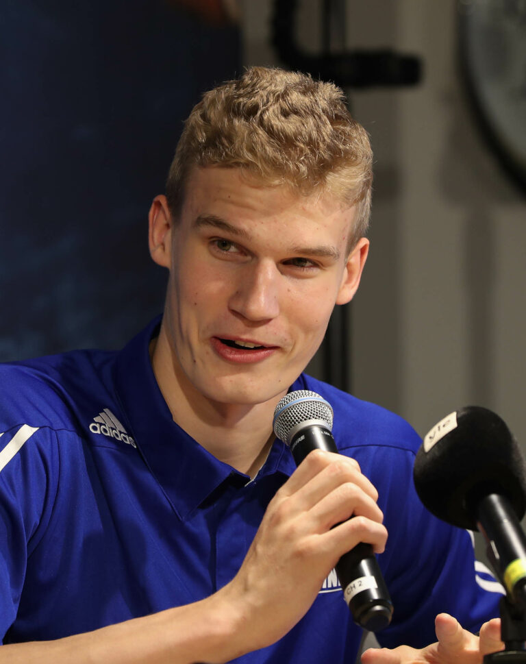 NBA:n varaustilaisuuteen valmistautuva Markkanen: ”Edustan Susijengiä EM-kotikisoissa”