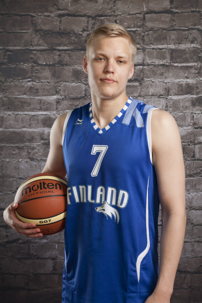 18-vuotiaiden poikien ja 16-vuotiaiden tyttöjen maajoukkueet kotivoittoihin