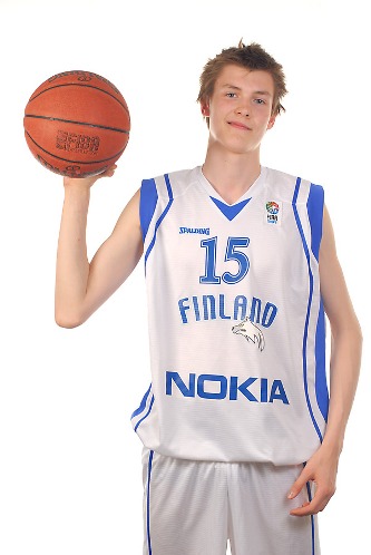 Kolme suomalaisjoukkuetta PM-kisojen finaaliin