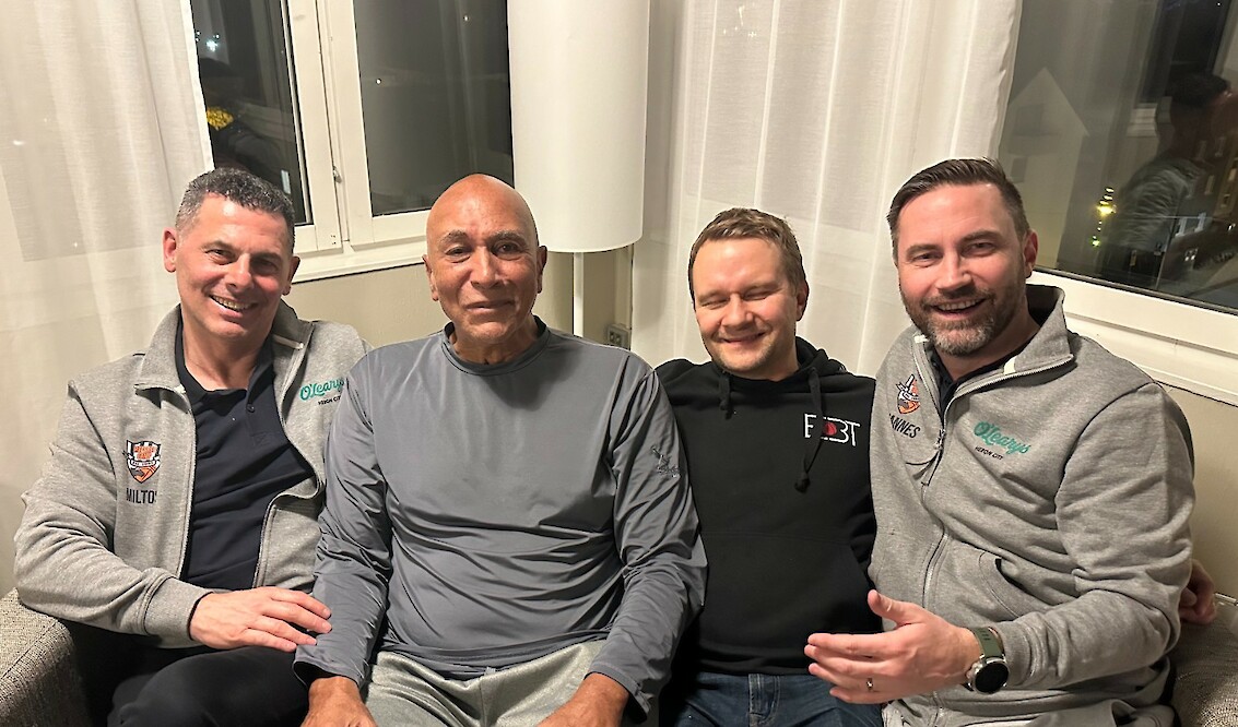 MIltos Ioannidis, NBA-erotuomarilegenda Ronnie Nunn ja kollegat Aleksi Aho ja Johannes Sarekoski.
