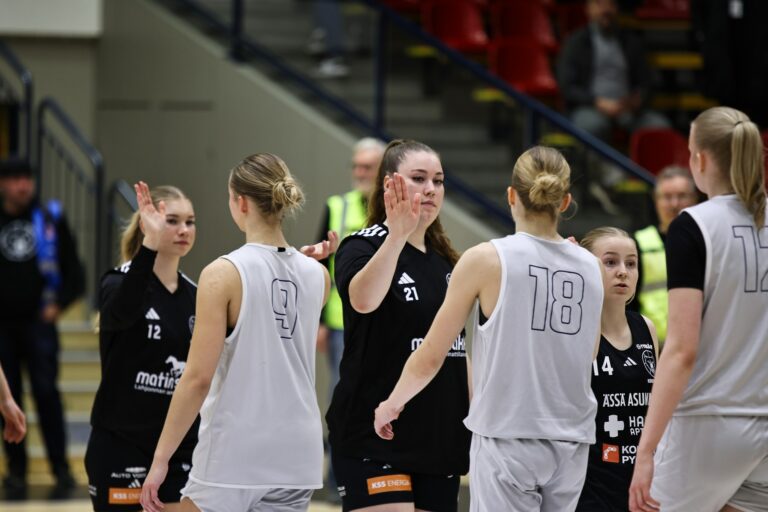 Olivia Carpelan ja Minttu Sydänmaanlakka täydentävät Kouvottarien rinkiä