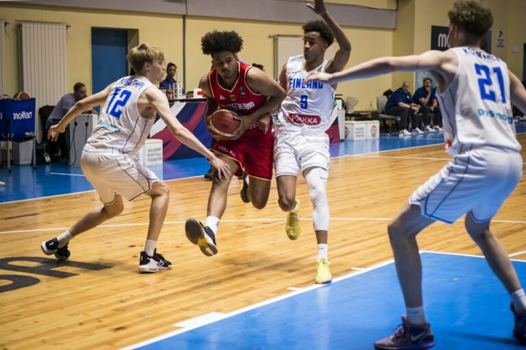 Saksa aiheutti Suomen 16-vuotiaille pojille B-divisioonan EM-kisojen avaustappion