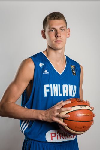 20-vuotiaat miehet mestari-Serbian kimppuun