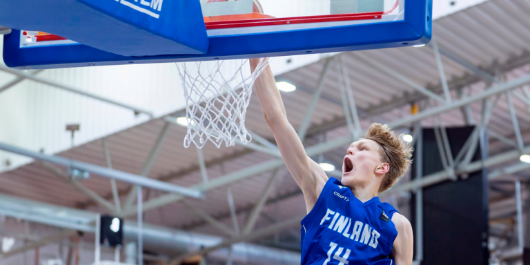 Miikka Muurinen debytoi pirteästi Petteri Koposen alaisuudessa nuorten Euroliigassa