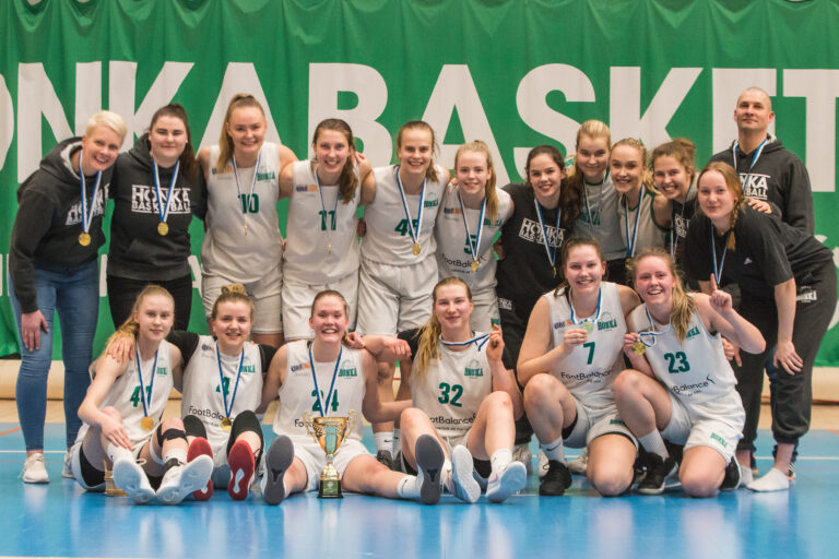 Tapiolan Honka juhlii naisten I divisioonan mestaruutta