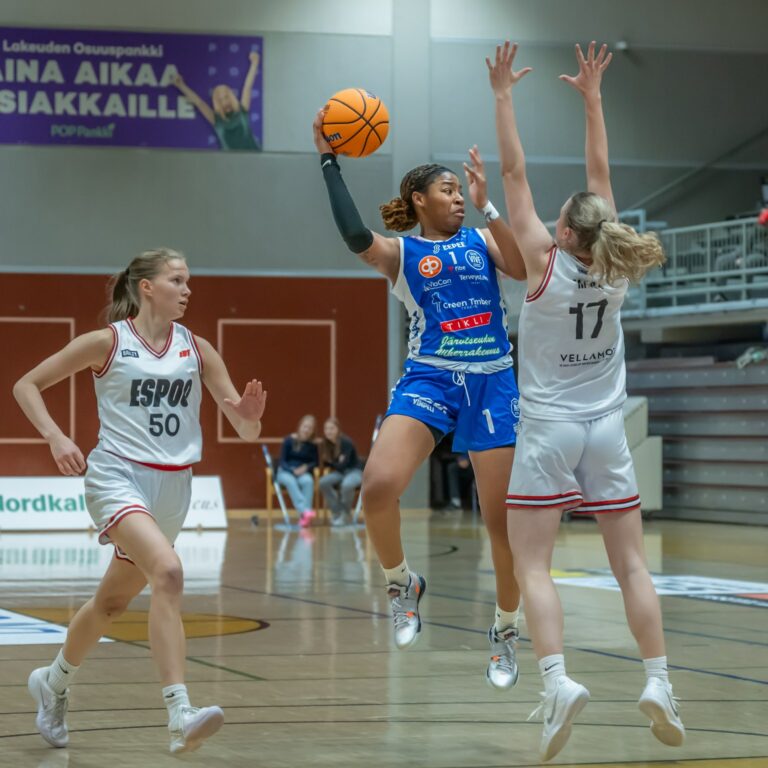 Sara Puckett ja Jeanae Terry säkenöivät Vedon voitossa