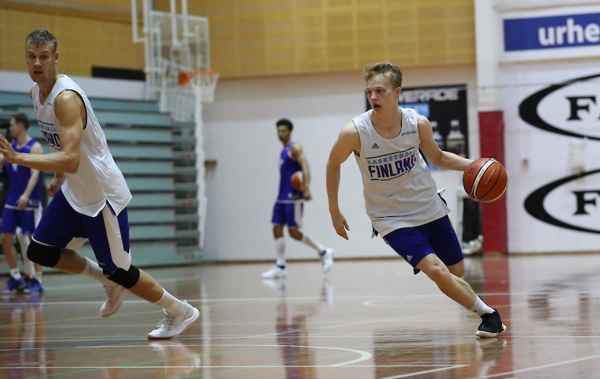 Lassi Nikkarinen (oik.) esiintyy ensimmäistä kertaa Korisliiga-parketeille ensi kaudella.