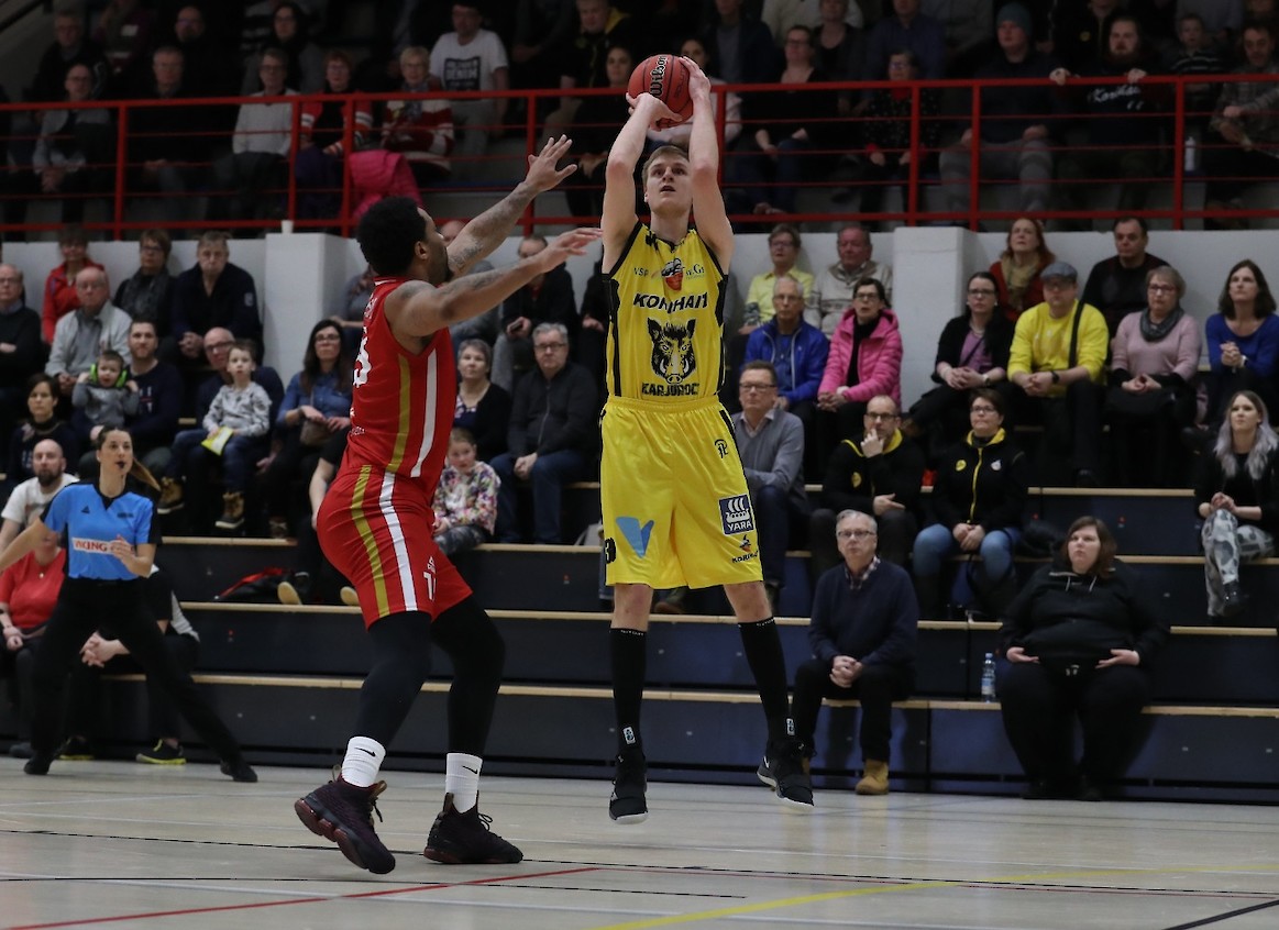 Nuolivirta upotti päättyneellä Korisliiga-kaudella kolmen pisteen heitot 37 prosentin tarkkuudella. Kuva: Ville Vuorinen