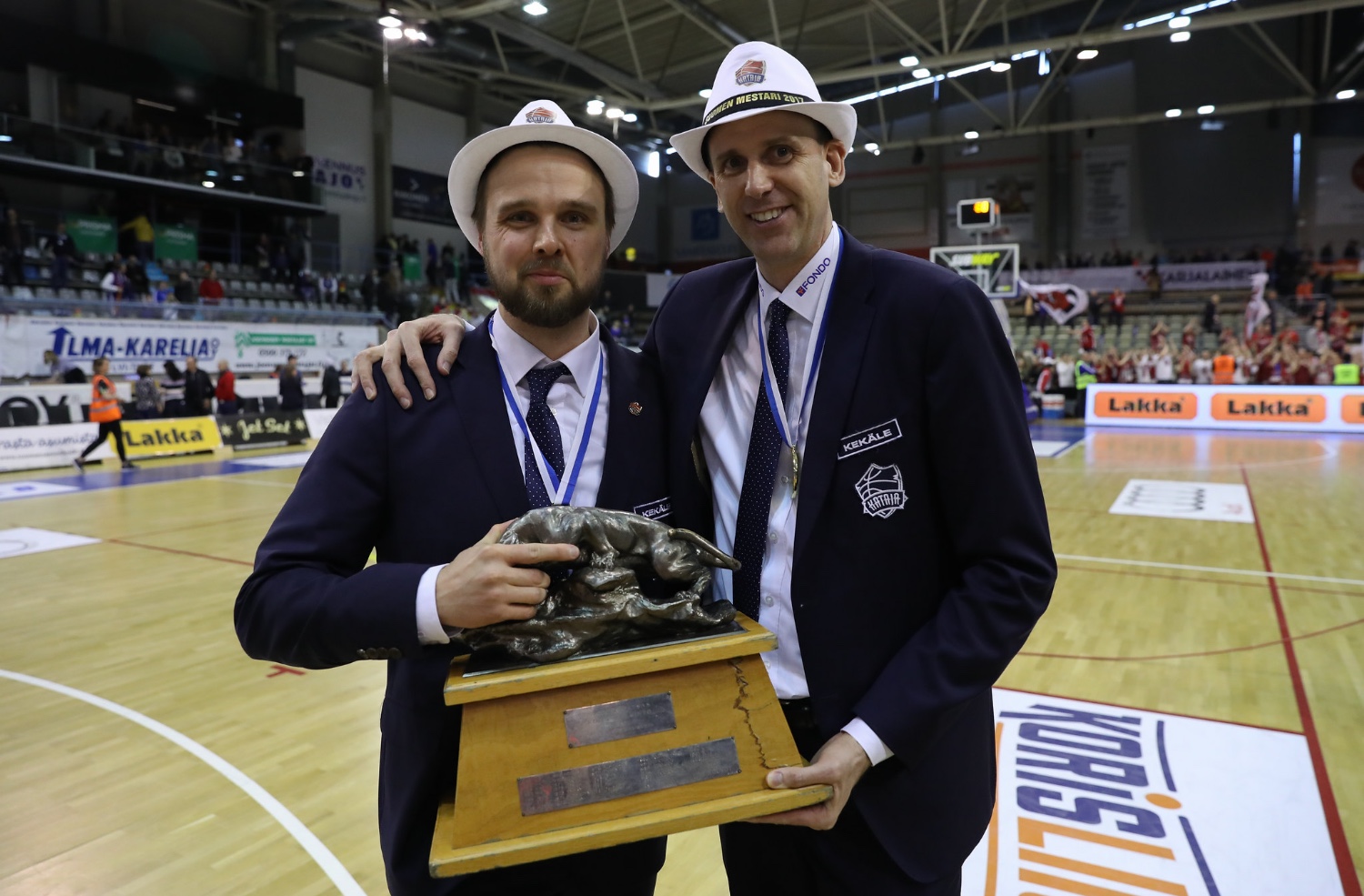 Tuomas Oja (vas) juhli apuvalmentajana Suomen mestaruutta Kataja Basketissa Greg Gibosnin (oik) sekä Pekka Salmisen aisaparina. Kuva: Ville Vuorinen/Korisliiga
