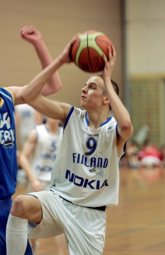 Samuli Ojan haamuheitto siivitti 16-vuotiaat pojat voittoon