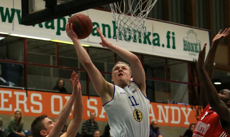 Okko Järvi Karhu Basketin paitaan