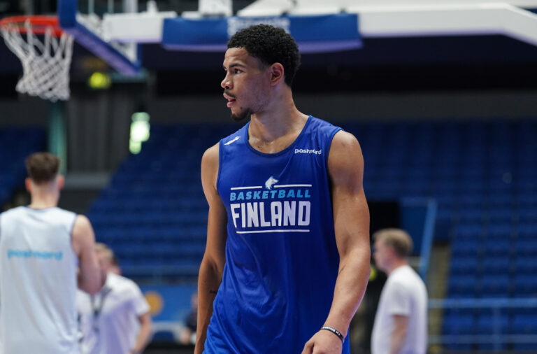 Olivier Nkamhoua: ”Olli ajatteli tarjota faneille pari donkkia ja blokkia”