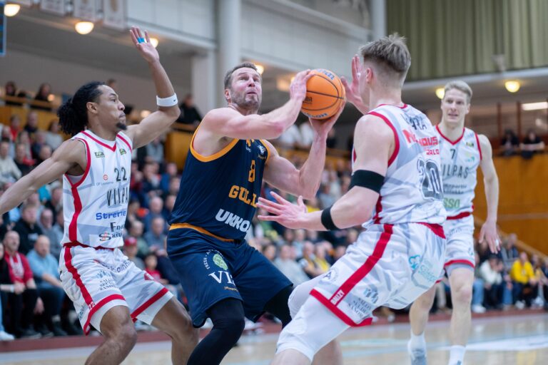 Vilpas vaiensi Timi Heinosen tuhannen ottelun juhlat – Jacob Grandison loisti Korisliiga-debyytissään