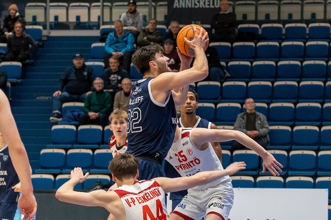 Eino Pällijeff rankaisi pyrintöläisiä 15 pisteellä. Kuva: ACO Basket