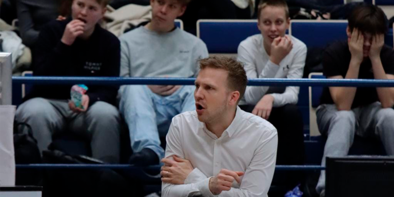 Korisliiga-ennakko: Lahti Basketballin päävalmentaja Kristian Palotie tasapainoilee valmentamisen ja mediaroolinsa välillä – ”Painopiste on selkeä, sillä valmentaminen on kokopäivätyö”