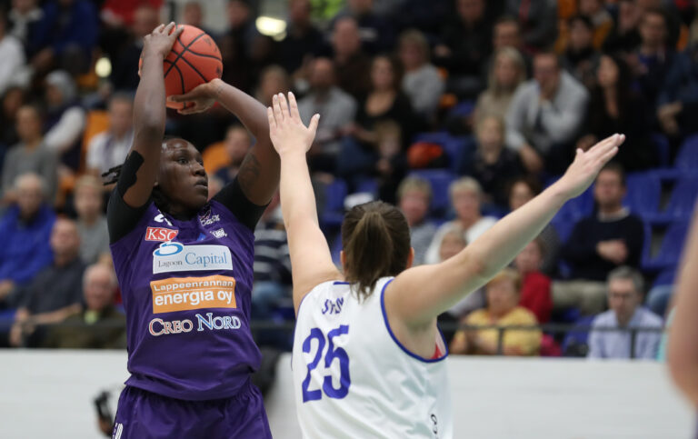 Aleighsa Welch ajoi Peli-Karhut virhevaikeuksiin ja johdatti Catzin vierasvoittoon