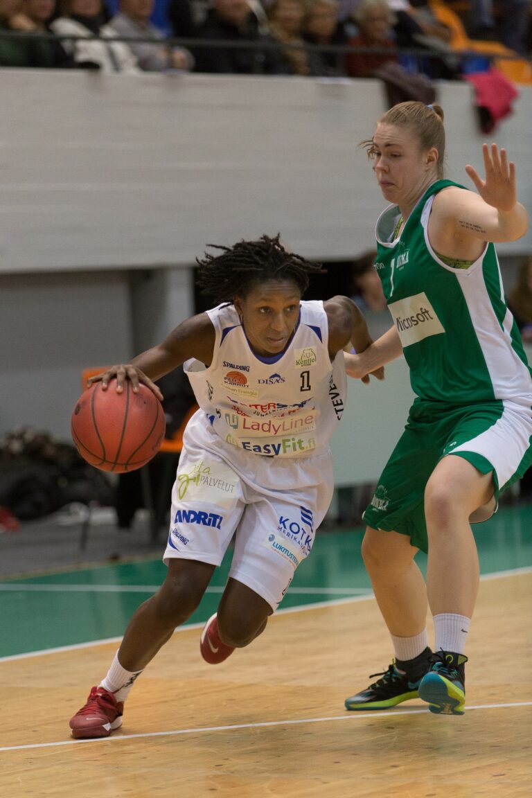 Peli-Karhut isoon voittoon Hongasta, Korisliiga joulutauolle Catzin komennossa