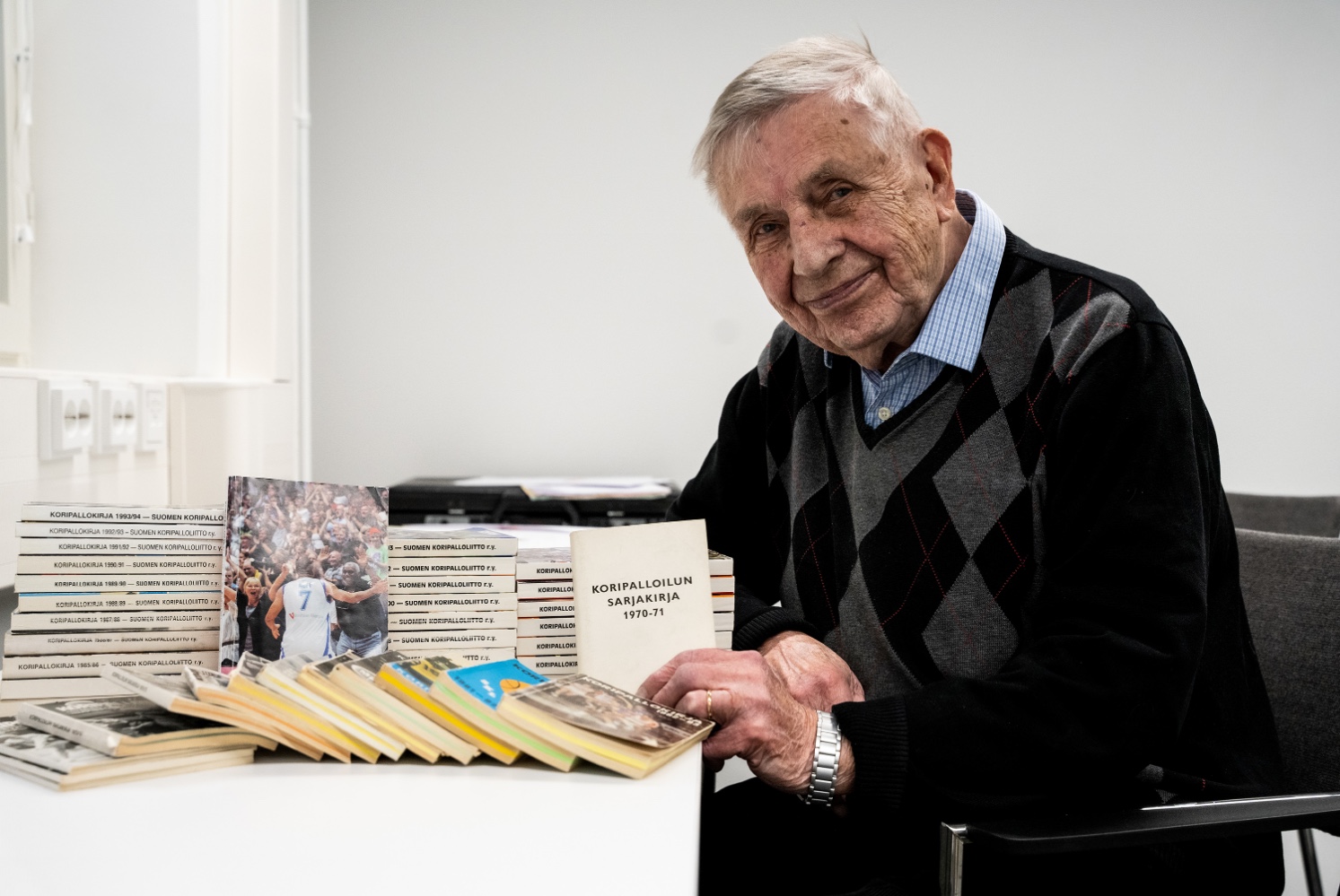 Pentti Salmi ja 41. vuosikertaa Koripallokirjaa. Kuva: Ville Vuorinen