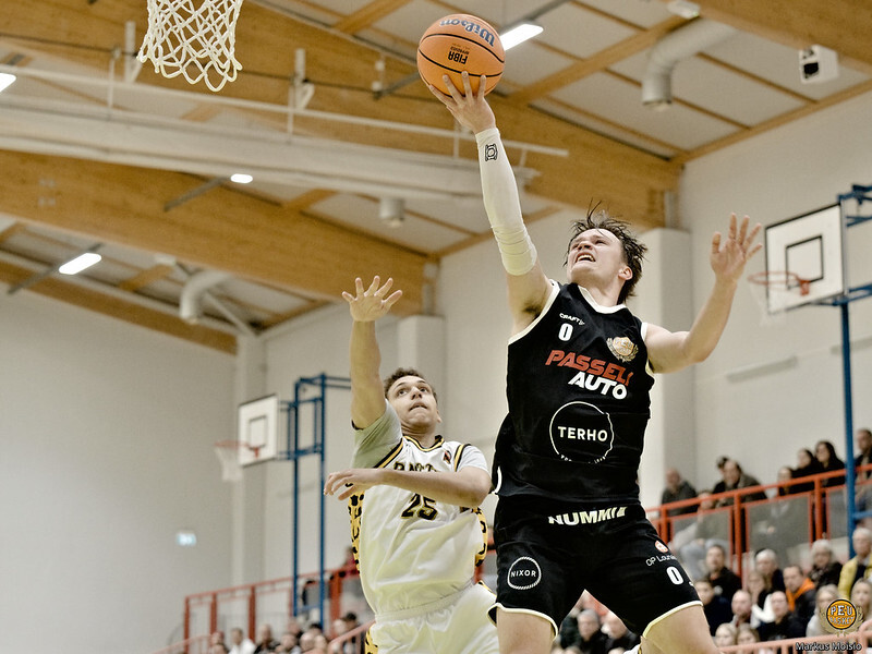 Thomas Rönnholm hallitsi ilmatilaa Perniössä. Kuva: Markus Moisio